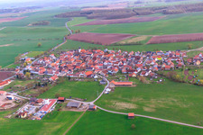 Vue aérienne de Vue du village depuis le nord à le quartier Gompertshausen in Heldburg dans le département Thuringe, Allemagne