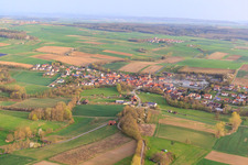 Vue aérienne de Vue du village depuis le sud à Höchheim dans le département Bavière, Allemagne