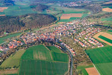 Vue aérienne de Vue du village depuis l'est sur la Saale franconienne à Hollstadt dans le département Bavière, Allemagne