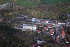 Vue aérienne de Terrain de l'hôpital Rhön-Klinikum à le quartier Herschfeld in Bad Neustadt an der Saale dans le département Bavière, Allemagne