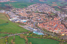 Vue aérienne de Vue de la ville depuis le sud à Bad Neustadt an der Saale dans le département Bavière, Allemagne