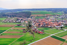 Vue aérienne de Vue du village depuis le nord-ouest à Hendungen dans le département Bavière, Allemagne
