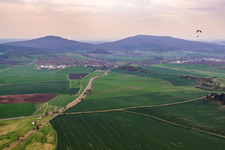 Vue aérienne de Vue du village devant le Kleiner Gleichberg à le quartier Haina in Römhild dans le département Thuringe, Allemagne