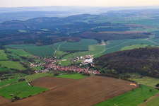 Vue aérienne de Vue du village depuis l'ouest à Dingsleben dans le département Thuringe, Allemagne