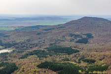 Vue aérienne de Kleiner Gleichberg depuis l'est à le quartier Zeilfeld in Römhild dans le département Thuringe, Allemagne