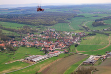 Vue aérienne de Vue du village depuis l'ouest à le quartier Bedheim in Römhild dans le département Thuringe, Allemagne