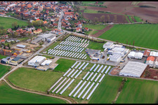 Vue aérienne de Systèmes photovoltaïques agricoles dans le parc industriel avec BRAUNE Kunststofftechnik GmbH & Co KG, Bedien-Concept GmbH et EMS Straufhain GmbH usines électriques et métalliques à le quartier Streufdorf in Straufhain dans le département Thuringe, Allemagne