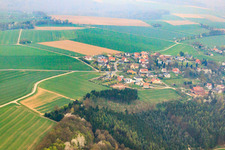 Vue aérienne de Vue du village depuis le sud-ouest à le quartier Schottenstein in Itzgrund dans le département Bavière, Allemagne
