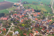 Vue aérienne de Vue du village depuis le nord-ouest à le quartier Herreth in Itzgrund dans le département Bavière, Allemagne