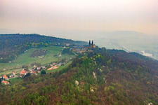 Vue aérienne de Monastère de Banz avec l'église du monastère Saint-Denys et Saint-Pierre sur une montagne au-dessus du Main à le quartier Unnersdorf in Bad Staffelstein dans le département Bavière, Allemagne