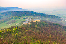 Vue oblique de Monastère de Banz avec l'église du monastère Saint-Denys et Saint-Pierre sur une montagne au-dessus du Main à le quartier Unnersdorf in Bad Staffelstein dans le département Bavière, Allemagne