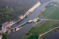 Vue aérienne de Systèmes d'écluses sur les rives de la voie navigable principale à le quartier Schönbrunn in Bad Staffelstein dans le département Bavière, Allemagne