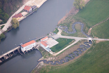 Vue aérienne de Systèmes d'écluses sur les rives de la voie navigable principale à le quartier Schönbrunn in Bad Staffelstein dans le département Bavière, Allemagne