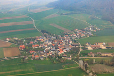 Vue aérienne de Vue du village depuis le sud à le quartier Altenbanz in Bad Staffelstein dans le département Bavière, Allemagne