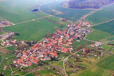Vue aérienne de Vue du village depuis l'est à le quartier Gellershausen in Heldburg dans le département Thuringe, Allemagne