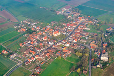Vue aérienne de Vue du village depuis le sud-est à le quartier Untereßfeld in Bad Königshofen im Grabfeld dans le département Bavière, Allemagne