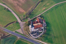 Vue aérienne de Saint-Nicolas sur la B279 à le quartier Obereßfeld in Sulzdorf an der Lederhecke dans le département Bavière, Allemagne