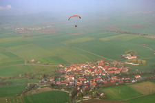 Vue aérienne de Vue du village depuis l'est à le quartier Gabolshausen in Bad Königshofen im Grabfeld dans le département Bavière, Allemagne