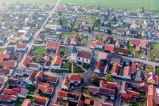 Vue aérienne de Église Saint-Martin Merkershausen au centre du village à le quartier Merkershausen in Bad Königshofen im Grabfeld dans le département Bavière, Allemagne