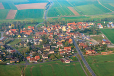 Vue aérienne de Vue du village depuis le nord-est à le quartier Kleinbardorf in Sulzfeld dans le département Bavière, Allemagne