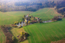 Vue aérienne de Bâtiments et parc du château - installations du château à douves Brennhausen à le quartier Brennhausen in Sulzdorf an der Lederhecke dans le département Bavière, Allemagne