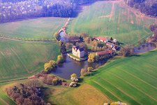 Vue aérienne de Bâtiments et parc du château - installations du château à douves Brennhausen à le quartier Brennhausen in Sulzdorf an der Lederhecke dans le département Bavière, Allemagne