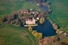 Vue oblique de Bâtiments et parc du château - installations du château à douves Brennhausen à le quartier Brennhausen in Sulzdorf an der Lederhecke dans le département Bavière, Allemagne