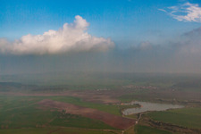 Vue aérienne de UL dans la brume à Westhausen dans le département Thuringe, Allemagne