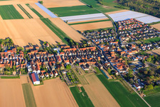 Vue aérienne de Nikolausstraße vers Hatzenbühl à le quartier Hayna in Herxheim bei Landau dans le département Rhénanie-Palatinat, Allemagne