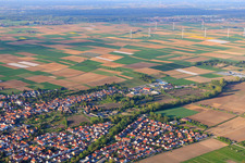 Vue aérienne de Geschwister-Scholl-Straße au Klingbach-Tankgraben à Herxheim bei Landau dans le département Rhénanie-Palatinat, Allemagne