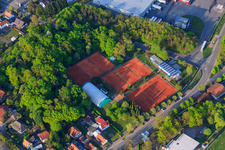 Vue aérienne de Courts de tennis sur la rue St. Christopher avec le restaurant thaïlandais Isan-Pha-Ruay à Herxheim bei Landau dans le département Rhénanie-Palatinat, Allemagne