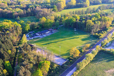 Vue aérienne de Terrain de football dans la forêt de SV Schweighofen à Schweighofen dans le département Rhénanie-Palatinat, Allemagne
