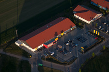 Centres commerciaux à le quartier Neulauterburg in Berg dans le département Rhénanie-Palatinat, Allemagne vue du ciel