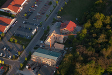 Centres commerciaux à le quartier Neulauterburg in Berg dans le département Rhénanie-Palatinat, Allemagne du point de vue du drone