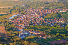 Vue oblique de Vue du village depuis l'Epple jusqu'au Rhin depuis l'ouest à le quartier Neuburg in Neuburg am Rhein dans le département Rhénanie-Palatinat, Allemagne