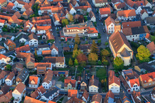 Vue aérienne de Église Hagenbach et Sparkasse Südpfalz à Ludwigstr à Hagenbach dans le département Rhénanie-Palatinat, Allemagne