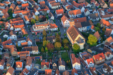Vue aérienne de Église Hagenbach et Sparkasse Südpfalz à Ludwigstr à Hagenbach dans le département Rhénanie-Palatinat, Allemagne