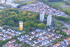 Vue aérienne de Château d'eau et deux immeubles résidentiels de grande hauteur à Dorschbergstr à Wörth am Rhein dans le département Rhénanie-Palatinat, Allemagne