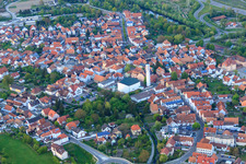 Vue aérienne de Alt-Wörth avec Luitpoldstraße et l'église paroissiale de St. Ägidius à Wörth am Rhein dans le département Rhénanie-Palatinat, Allemagne