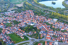 Vue aérienne de Alt-Wörth avec Luitpoldstraße et l'église paroissiale de St. Ägidius à Wörth am Rhein dans le département Rhénanie-Palatinat, Allemagne