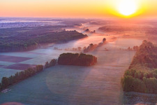 Vue aérienne de Lever de soleil sur les plaines d'Otterbach dans la brume matinale à Minfeld dans le département Rhénanie-Palatinat, Allemagne