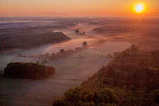 Vue oblique de Brume matinale au lever du soleil sur des structures herbeuses dans un paysage de champs et de prairies à Otterbachtal à Minfeld dans le département Rhénanie-Palatinat, Allemagne