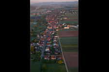 Champs agricoles et surfaces utilisables à Freckenfeld dans le département Rhénanie-Palatinat, Allemagne d'en haut