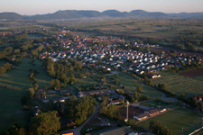 Vue des rues et des maisons des quartiers résidentiels à le quartier Mühlhofen in Billigheim-Ingenheim dans le département Rhénanie-Palatinat, Allemagne d'en haut
