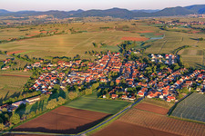 Vue aérienne de Vue du village le matin depuis le nord-est à Impflingen dans le département Rhénanie-Palatinat, Allemagne