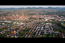 Vue aérienne de Zone urbaine avec périphérie et centre-ville à le quartier Queichheim in Landau in der Pfalz dans le département Rhénanie-Palatinat, Allemagne