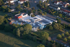 Vue aérienne de Piscine intérieure et extérieure LaOla à le quartier Queichheim in Landau in der Pfalz dans le département Rhénanie-Palatinat, Allemagne