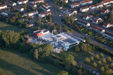Vue aérienne de Piscine intérieure et extérieure LaOla à le quartier Queichheim in Landau in der Pfalz dans le département Rhénanie-Palatinat, Allemagne