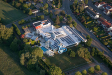 Vue oblique de Piscine intérieure et extérieure LaOla à le quartier Queichheim in Landau in der Pfalz dans le département Rhénanie-Palatinat, Allemagne