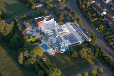 Piscine intérieure et extérieure LaOla à le quartier Queichheim in Landau in der Pfalz dans le département Rhénanie-Palatinat, Allemagne d'en haut